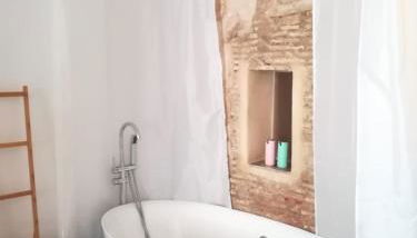 Suite Independiente de 45 m2 con Bañera en Pleno Casco Viejo - Photo 2