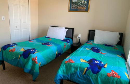 Spacious 4 BR Townhouse with 2 King Size Master Bedrooms, 3 miles to Disney, Free WiFi and Free Parking - Foto 29