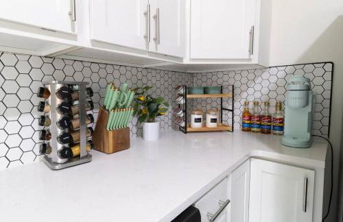 Stylish Condo min from UF & Shands Pets Welcome! - Photo 4