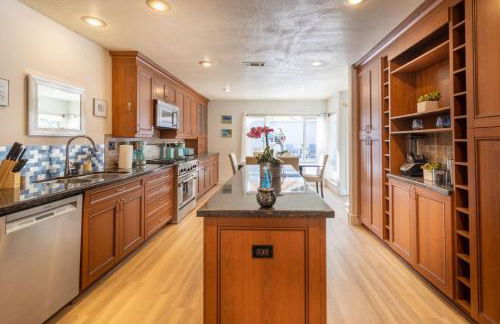 Stunning 4 Bedroom 1 Level- Pool, Spa, Grass Yard, Fire Pit, Garage, BBQ - Foto 3