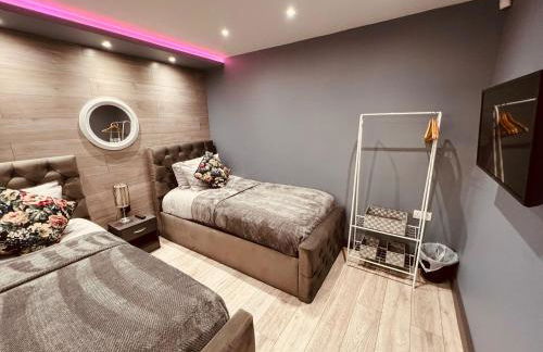 MODERN SUITES -5 Bedroom House- With FREE PARKING Birmingham city - Foto 41