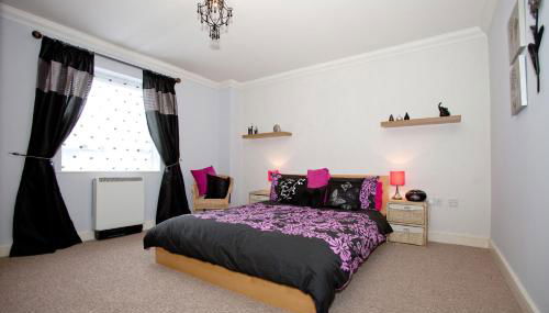 Riverbank View Three Bedroom Apartment with Free Parking - Photo 1