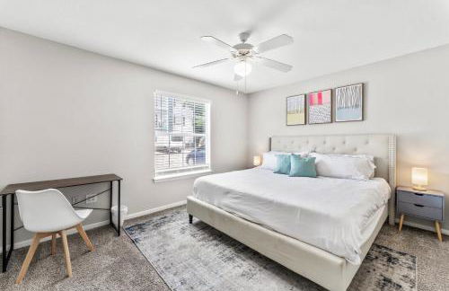 Spacious 2BR King Suites w Pool, Gym, Laundry - Close to Downtown - Foto 4