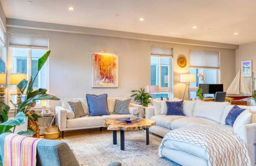 Walk to Empower Field Townhome with Hot Tub! - Foto 5