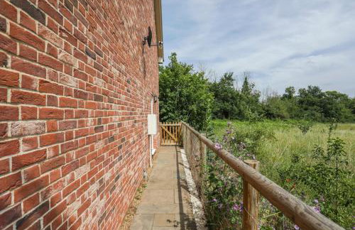 8 Iris Cottage 4-BR Coastal Home in Suffolk - Foto 43