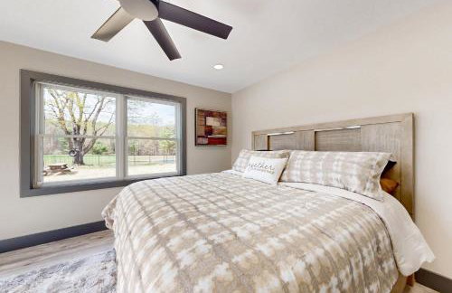 Outdoor Wonderland! Newly Built Home in Fort Ann - Foto 23