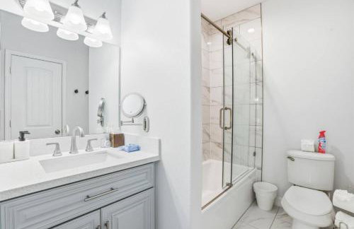 O18B Spacious 3BR Home Sleeps 10 With 2 Living Areas - Foto 44