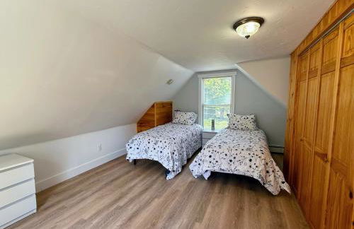 91M Renovated Bethlehem home with hot tub, firepit, large yard, walk to restaurants - Photo 29