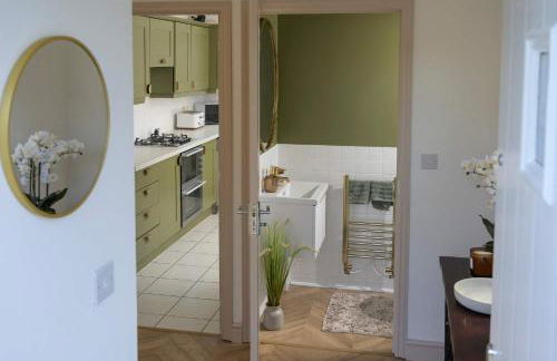 Modern Home on Edge of Cotswolds Private Parking - Photo 22