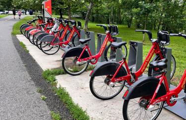 Beautiful Arlington Apartment with Pool & Parking! - Foto 25