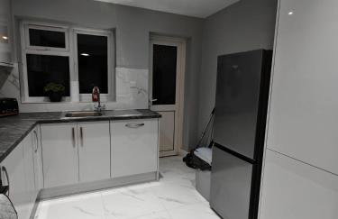 Bright 4BR Home, Outdoor Garden, Easy Parking - Foto 10