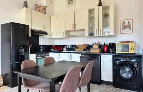 Les Douves Duplex 5 personnes lumineux avec jardin et terrasse aménagée , vue sur château à 5mn de la mer, proche Omaha Beach et Bayeux - Foto 5