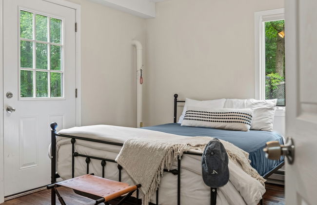 The Evergreen Escape by Avantstay Modern Cabin w Volleyball Court Hot Tub - Foto 36