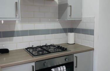 Modern 3-BR Home on Edge of City Center With Free Parking - Foto 14