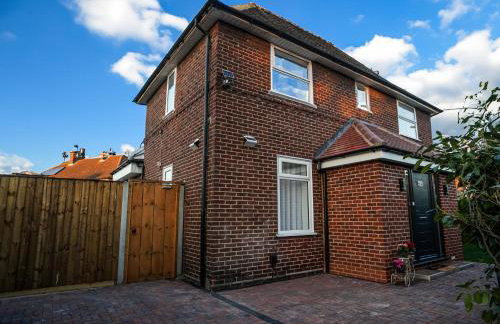 Modern 3 Bedroom House with Garden and Free Parking Long Stay Friendly - Foto 20