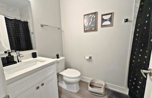 Modern 4BR Townhouse with Parking & Lake Views - WVille rep 4 - Foto 47