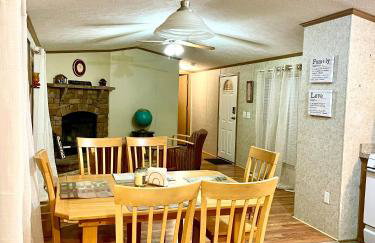 All Season Fun and Cozy Home in Island Falls, ME - Foto 9