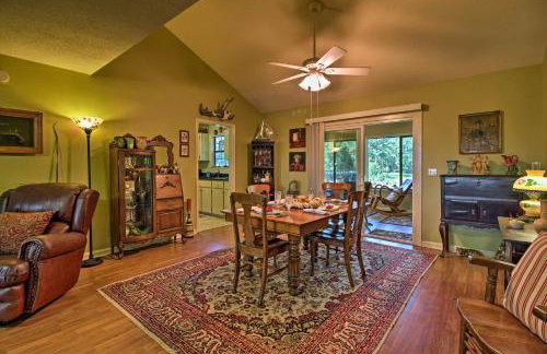 Waterfront Midway Home with Sunroom and Large Yard - Foto 6