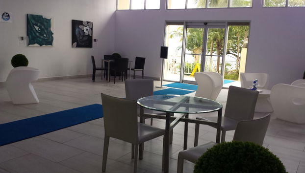 Coin salon dans le hall