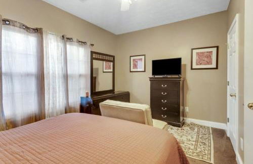 6BR Home • Spacious Yard + Grill • Peaceful Suburb - Foto 16