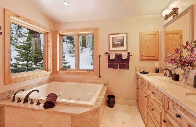 Wulf's Lodge at Olympic Valley Unwind in Hot Tub! - Photo 14