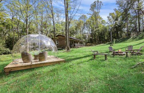 Cabin with King Bed , XBOX, HotTub, Games, Firepit , Stargazing Dome - Photo 14