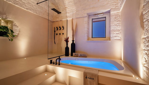 Naiira Luxury Trullo - jacuzzi and patio - Foto 2, Imagen principal