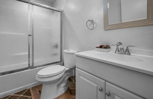 Modern 1 Bedroom Loft in Hollywood with Full Kitchen and Central AC Free Gated Parking - Photo 6