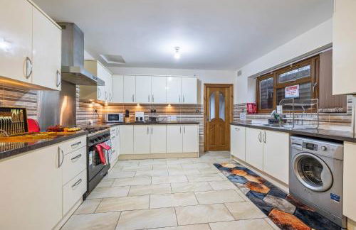 Spacious 4 Bedroom Home Near City Centre Sleeps 11 with Free Parking - Foto 40