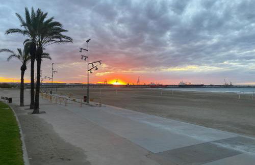 Piso delante de la playa La Pineda con 2 habitaciones - Photo 26