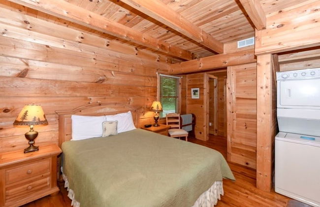 Creekside 2 Bedroom Cabin by RedAwning - Photo 2