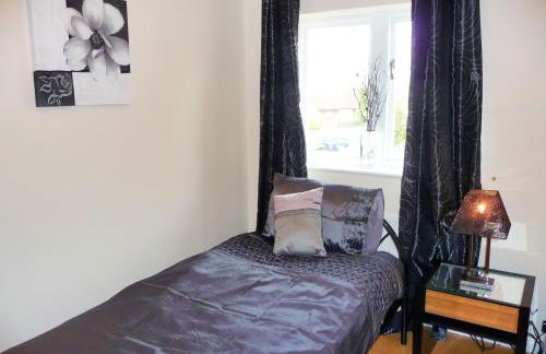 2 Bed House - Sleeps 4 - Parking - Pets - Garden - Foto 6