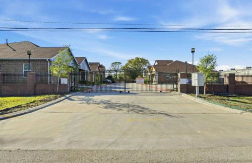 O30A Single-Story 2BR Townhome w King Beds, Workspace, Yard - Foto 24