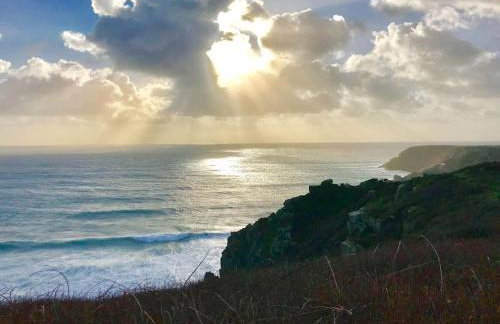 DRIFTWOOD - Super 1 Bedroom Home with Sea Views - Photo 35