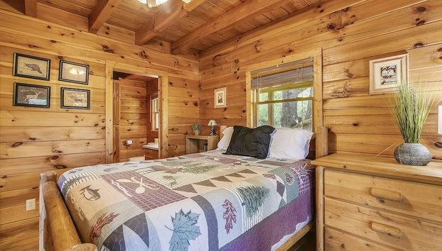 Mountain Serenity 2 Bedroom Cabin by RedAwning - Foto 5, Habitación