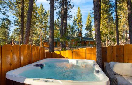 Pinetree Place by Avantstay Group Cabin w/ Hot Tub Minutes to the Lake - Photo 6