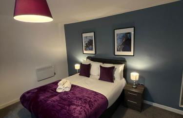 City Centre 4 Bedroom Apartment with Terrace Sleeps 10 by StaySavvy Accommodation - Foto 36