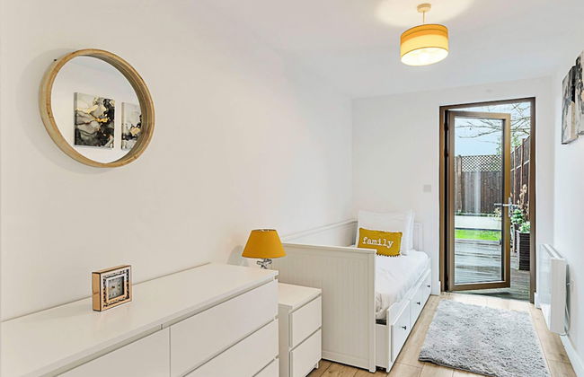 Newly Furnished and Bright Home - Foto 1