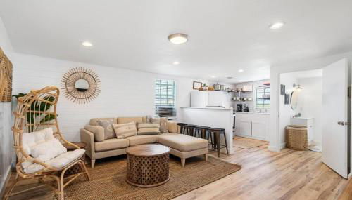 Beach Bungalow with Gorgeous Deck, Close to Beach - Foto 4