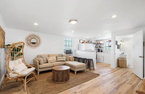 Beach Bungalow with Gorgeous Deck, Close to Beach - Foto 4