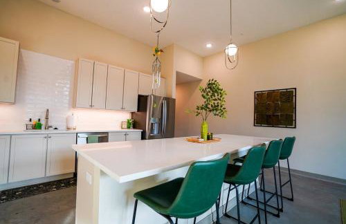 Peridot Suite - NEW 2bdrm 2bath Loft near Mass! - Photo 9