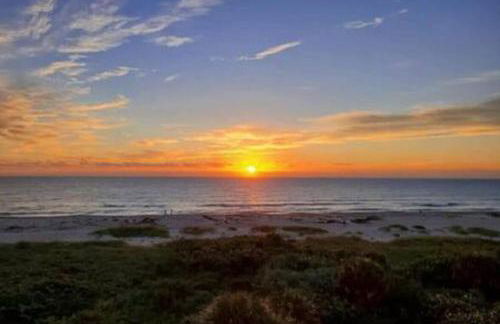 Oceanfront Beach Cottage - Pool, Yard, Private Beach Access, Sleeps 12 - Foto 17