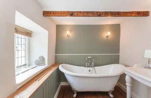 Three Little Pigs Luxury Cottage - Photo 58