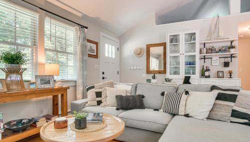 4 Mi to Bristol Beach! Coastal Retreat with Pond - Foto 4