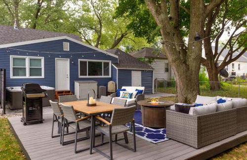 Near Drake/Downtown packed w/Amenities - Hot Tub - Movie Theater - Photo 5