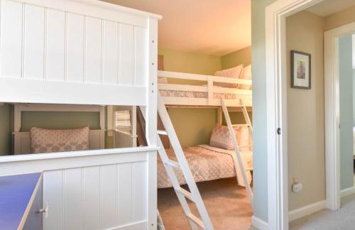 Beautiful Home Close to Ponds and Beach - Photo 17