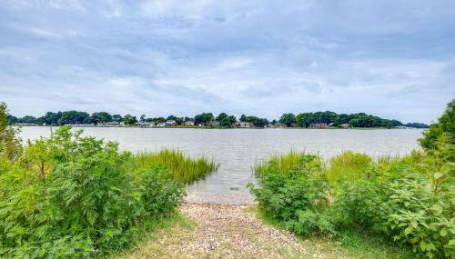 Walk to East Beach Apt with Outdoor Space - Foto 3