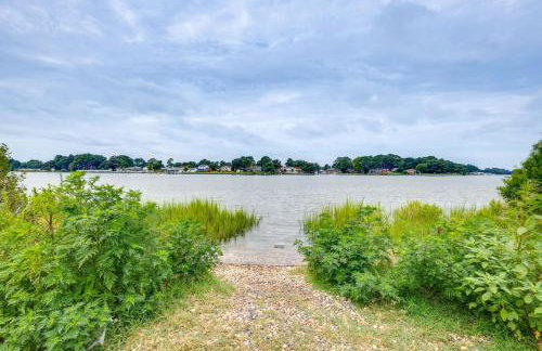 Walk to East Beach Apt with Outdoor Space - Photo 3