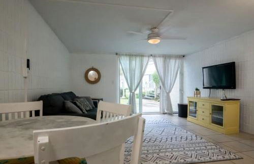 Ground Level Beachfront Studio - Photo 1