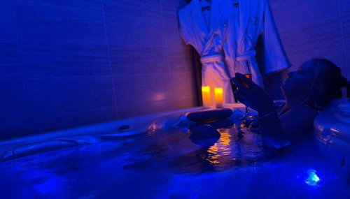Séjour Romantique Jacuzzi intérieur Privé - Photo 1
